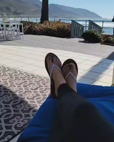 Feet Public Toes clip