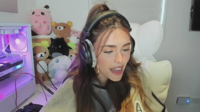 Her Twitch Streams are Actual Gems 😅 (Hit the Redgifs text at the top if you can't
