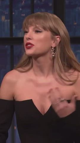 Celebrity Cleavage Cute Taylor Swift clip