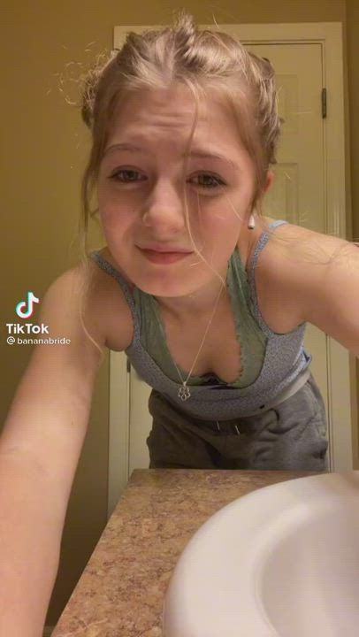 Teen TikTok White Girl clip