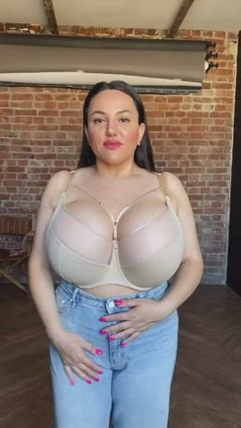 bra busty huge tits clip