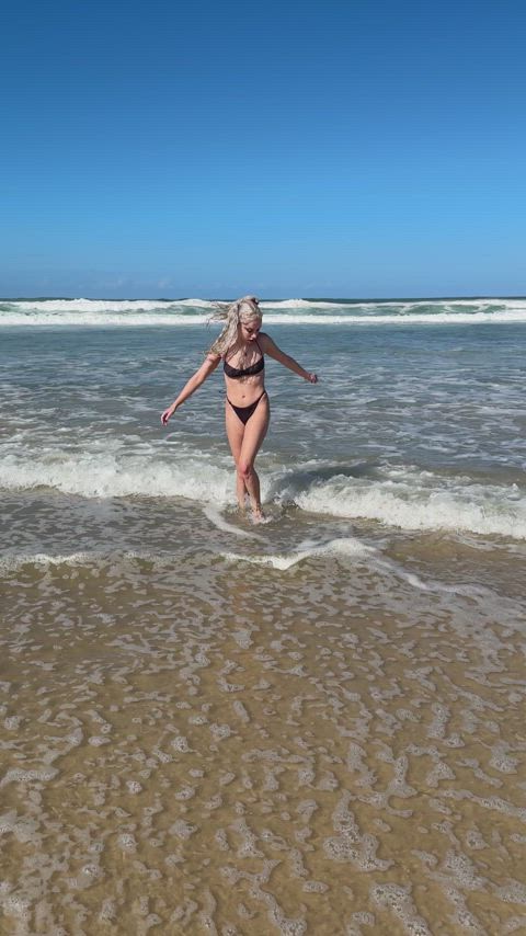 beach beautiful bikini blonde cute dancer public sexy teen wet clip