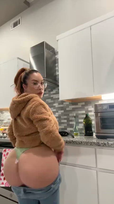 bubble butt kitchen milf clip