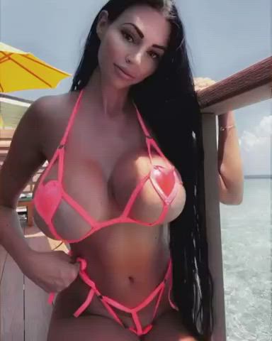 Babe Bikini Huge Tits clip