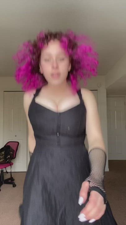 Bouncing Tits Cleavage Natural Tits clip