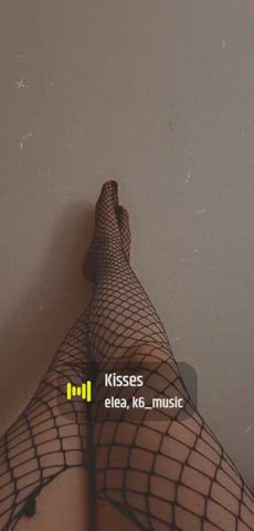 feet fishnet toes clip