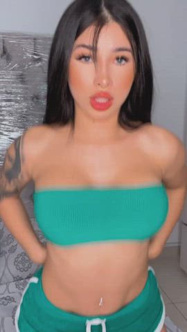 does green suit this fuckdoll