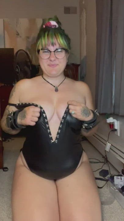 Titty reveal, I love leather on my skin