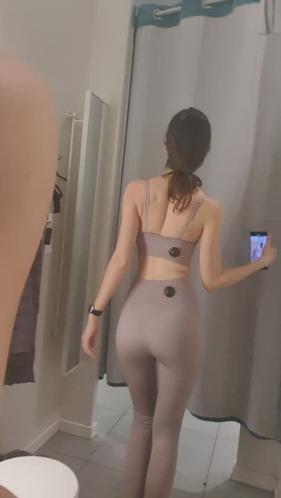 How am I looking in this leggins?