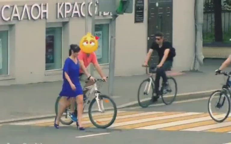 Dress snatched by cycle (is this clip or full ivdeo)?
