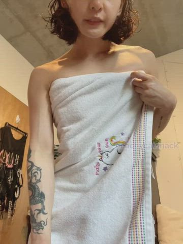 Fresh out of the shower... Would you get my body dirty again? ?