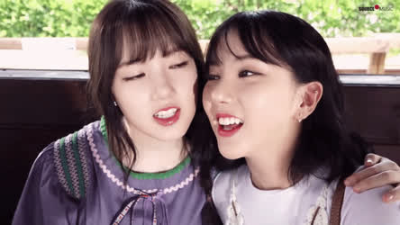 So what's it like to get in between Yerin and Eunha's faces