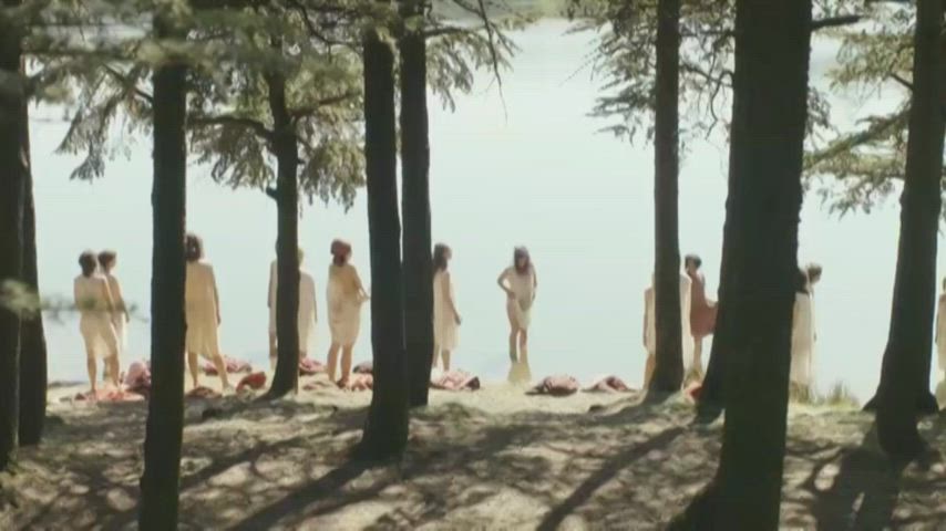 Un bain dans le lac, en chantant (Groupe - Mélancolie ouvrière (FR2018))