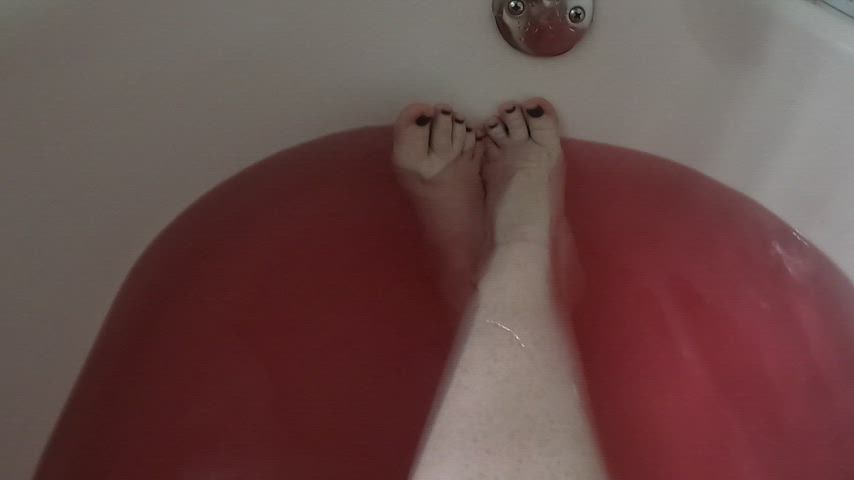 Nice relaxing bath time. Just need a foot rub...