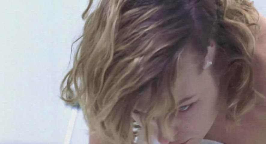 Milla Jovovich - Resident Evil - plot flash (slow motion)