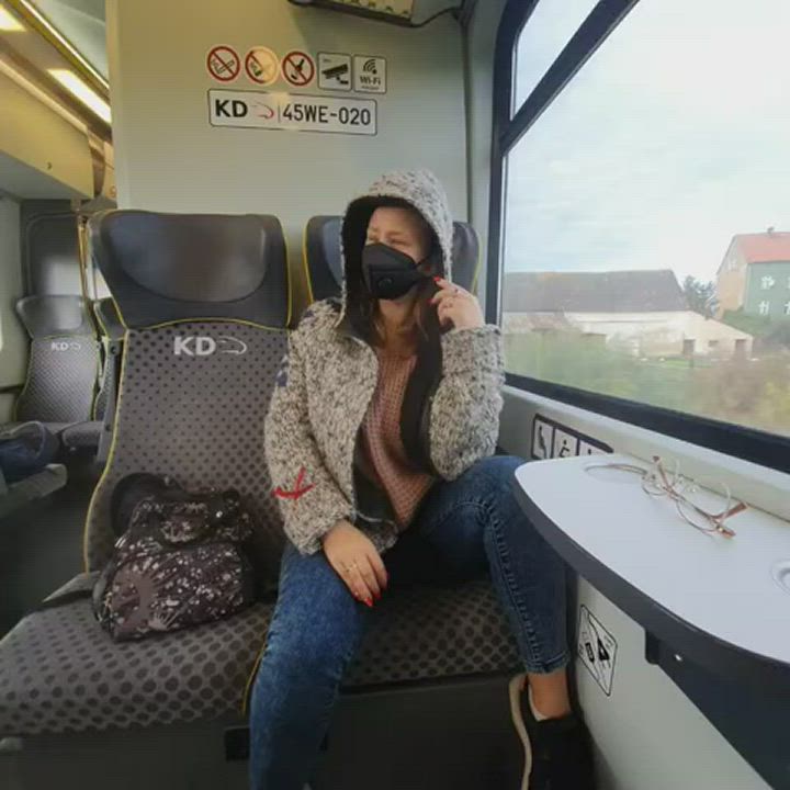 Cukierkowa Zgrywuska flashing her huge boobs on train