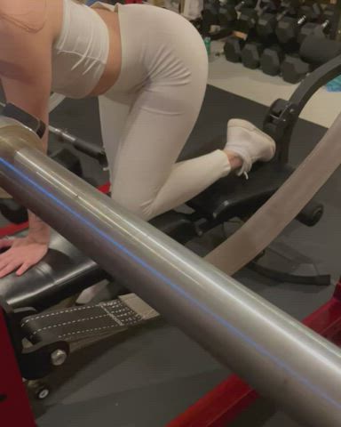 flashing gym pussy workout clip