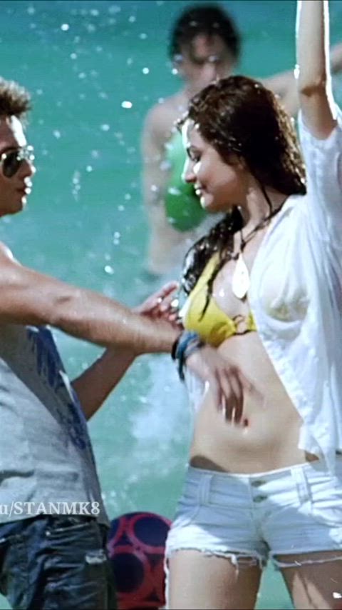 Anushka sharma bikini dance