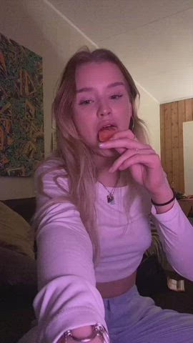 blonde teen tiktok clip