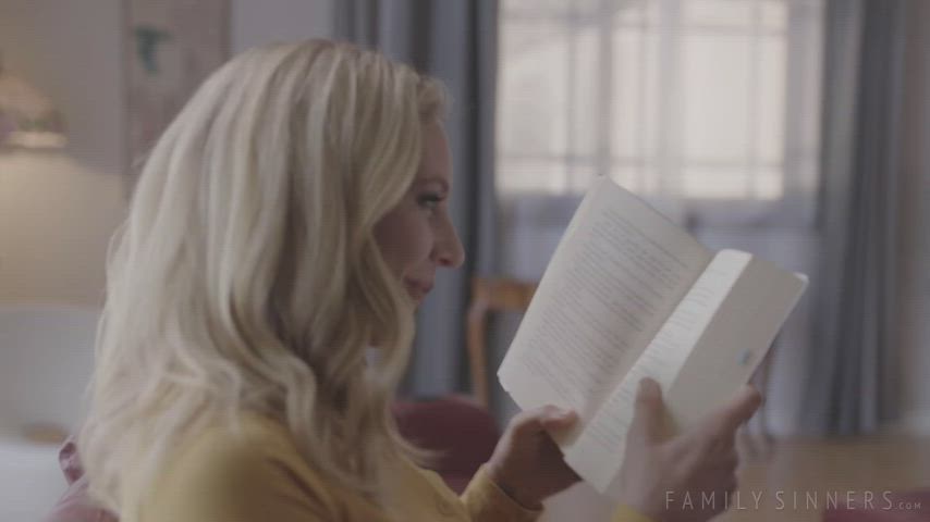 Nice Day for Reading, Mona Wales