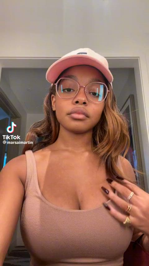 cleavage ebony teen clip