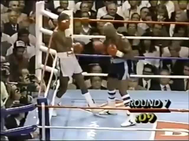 Marvin Hagler gets Sugar Ray leonard against the ropes