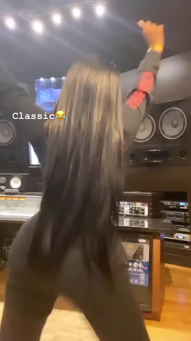 Jt shaking Ass