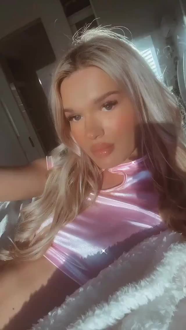 Under her bulge. Naomi Anderson (gif)