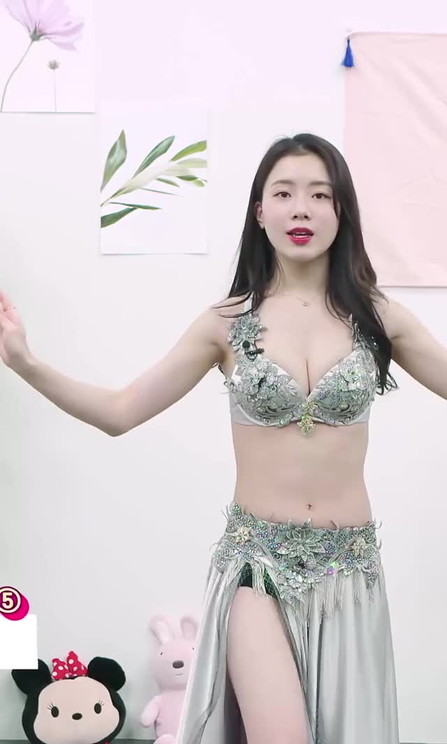 Belly dance Seongmi cleavage