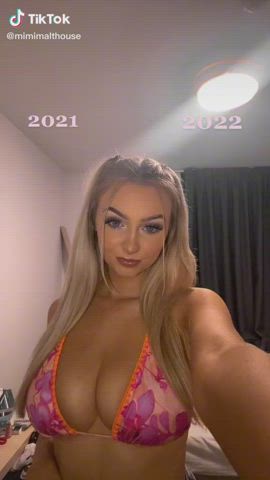 Big Tits Bikini Cleavage Huge Tits clip