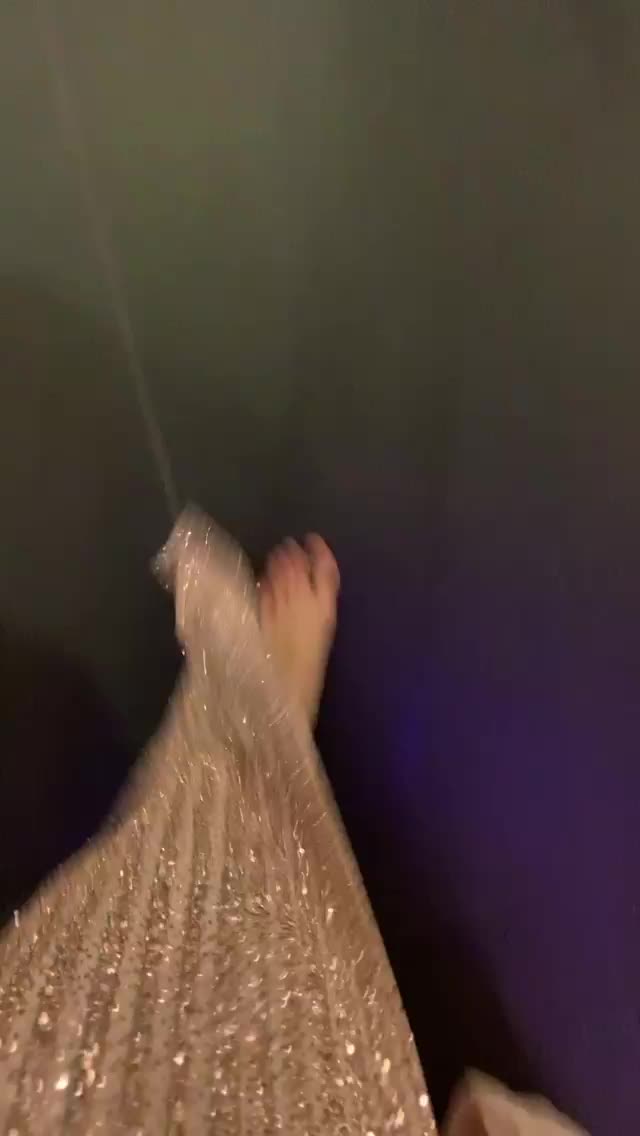 Brie Larson feet and thigh jiggle