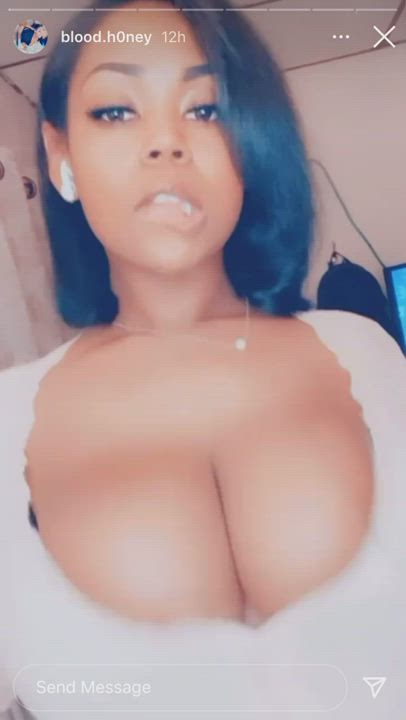 Big Tits Cleavage Ebony clip