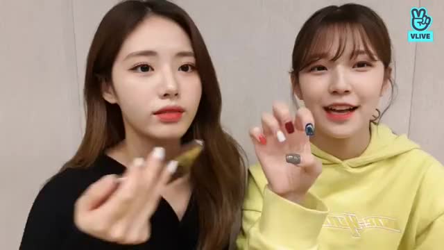 Jiheon showing off her cool nails