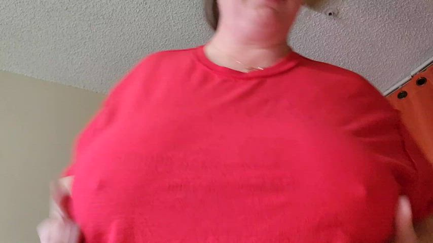 Nothing like massive titties and big comfy shirts!
