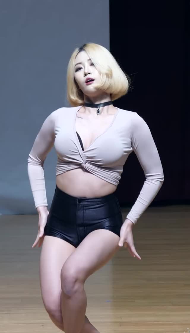 Girl Crush - Bomi almost showing her Pussy