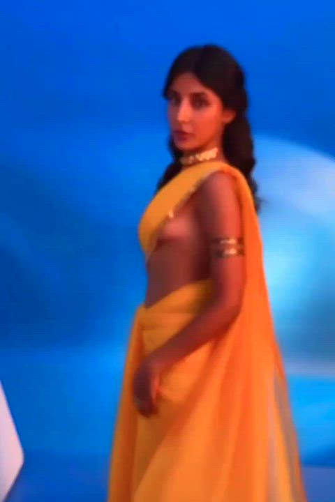 Harshita Gaur's navel in yellow saree
