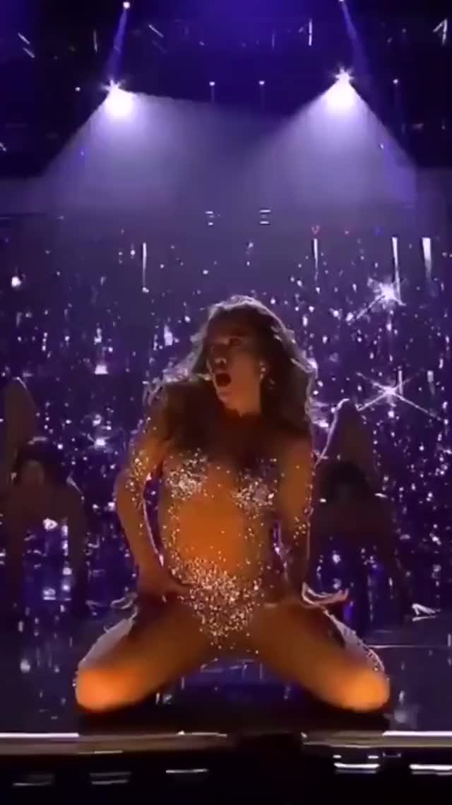 Sexy Jennifer Lopez dances seductively on stage
