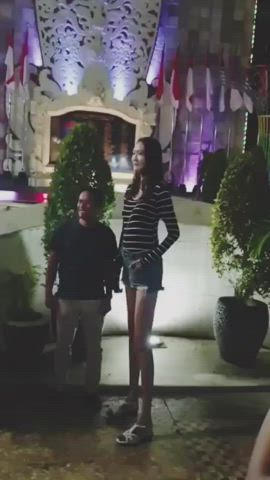 6'9'' She is probably tired of being tall by now