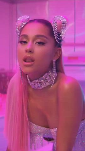 Ariana in her triggering hot pink slutty, sexy fairy outfit from 7 rings 🥵😵