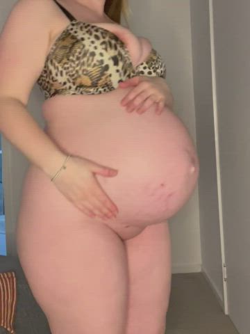 Drain your balls in this ready to pop pregnant pussy 💦