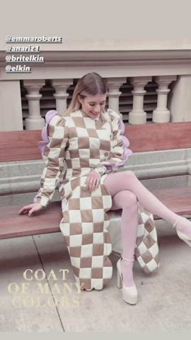 blonde celebrity emma roberts legs clip