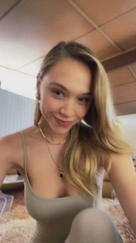 Alexis Ren Busty Model clip