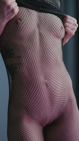 Sexy belly in fishnet