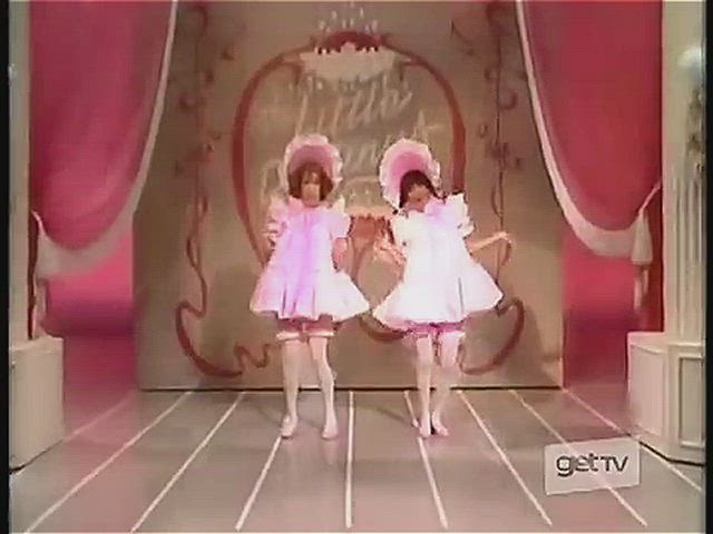 Cher S01E13 (1975) - "I'm Following You" with Carol Burnett