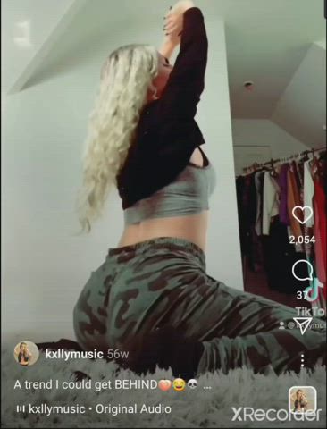 KxllyMusic flexing her perfect booty is a trend that anybody can get behind 🍑
