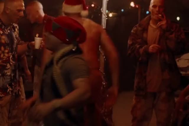 Jake Gyllenhaal naked santa hat dance in 'Jarhead'