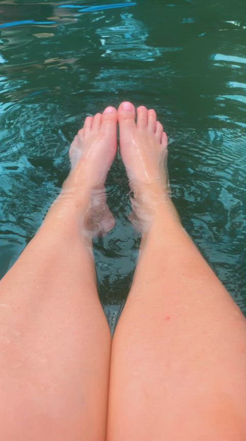 feet feet fetish foot foot fetish legs outdoor pool public thighs toes clip