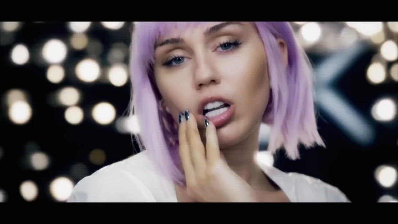 Celebrity Cute Miley Cyrus clip