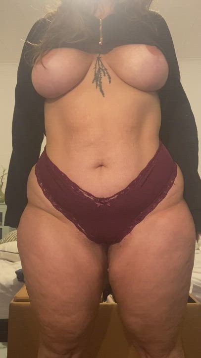 I love showing off my curves for you 😈