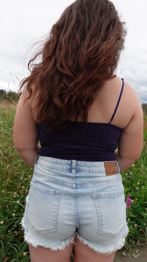 It's windy today, lucky me, my butt is protected with jeans! 